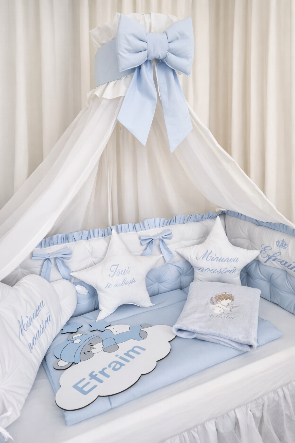 Set lenjerie pătuț – Bleu delicat cu baldachin și protecții premium