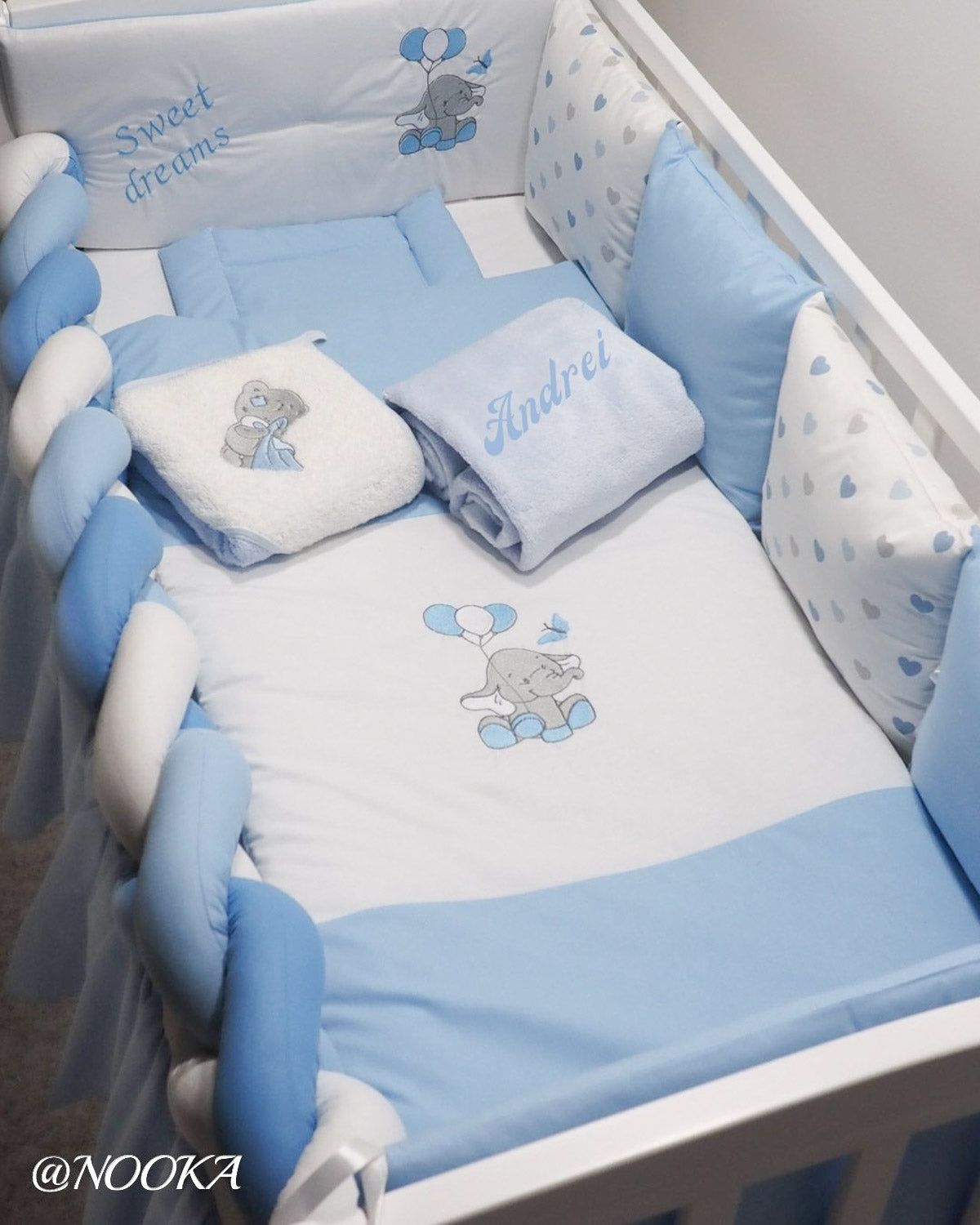 Set lenjerie PREMIUM laterale combinate - impletit (bumper) & perne Baby Blue Elephant