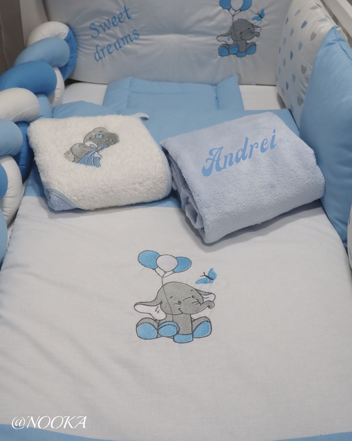 Set lenjerie PREMIUM laterale combinate - impletit (bumper) & perne Baby Blue Elephant