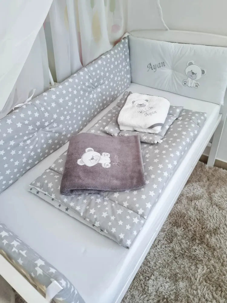 Set lenjerie ESENTIAL cu aparatori simple (gri cu stelute) - ursulet