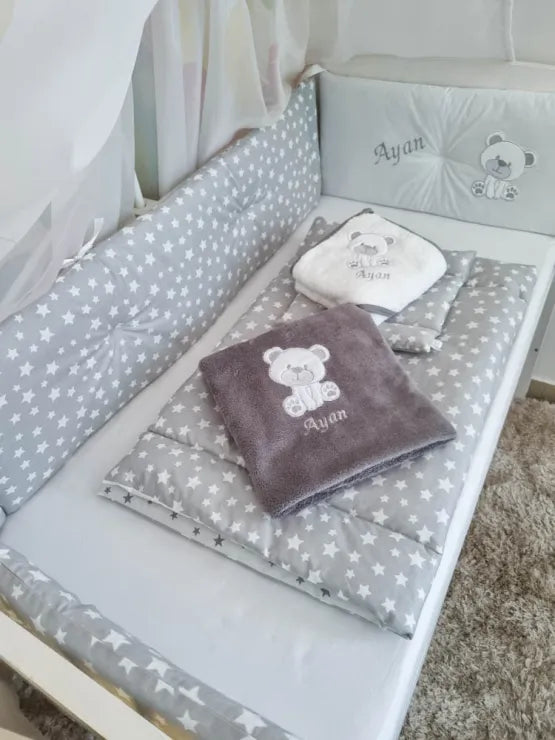 Set lenjerie ESENTIAL cu aparatori simple (gri cu stelute) - ursulet