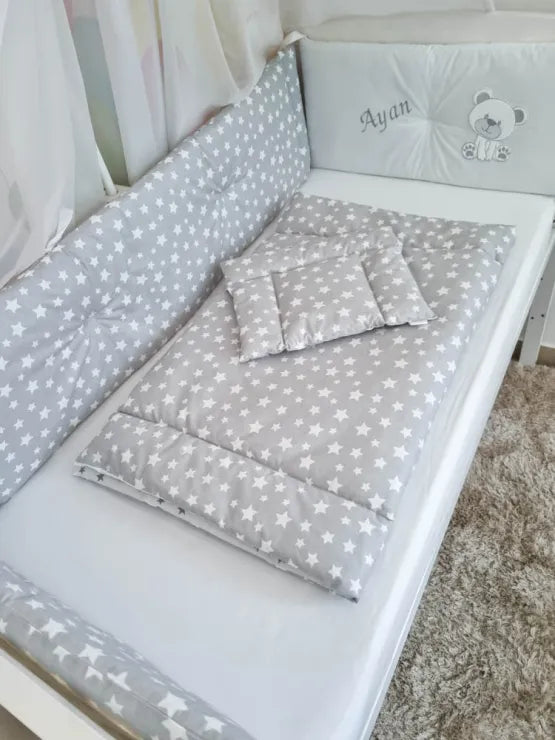 Set lenjerie ESENTIAL cu aparatori simple (gri cu stelute) - ursulet