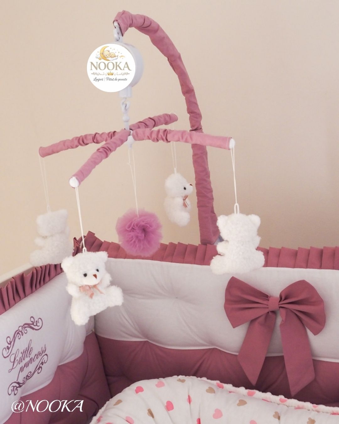 Carusel muzical personalizat pentru pătuț – în același stil cu lenjeria NOOKA