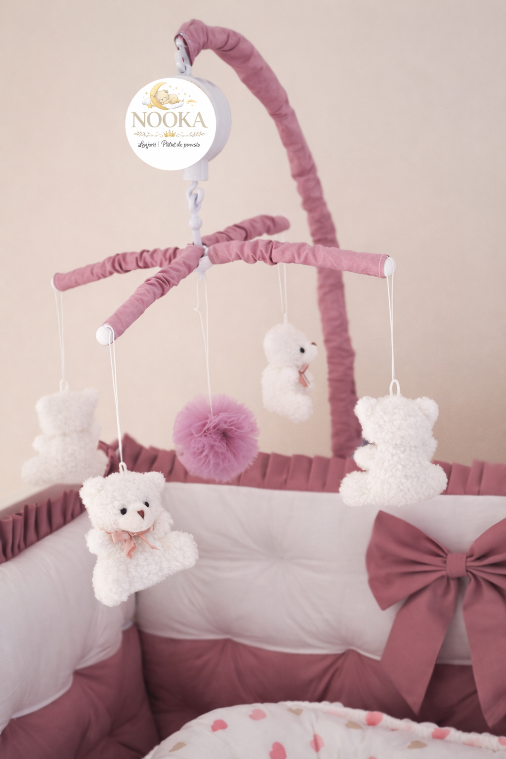 Carusel muzical personalizat pentru pătuț – în același stil cu lenjeria NOOKA
