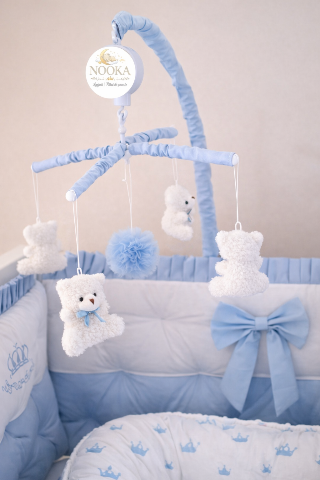 Carusel muzical personalizat pentru pătuț – în același stil cu lenjeria NOOKA