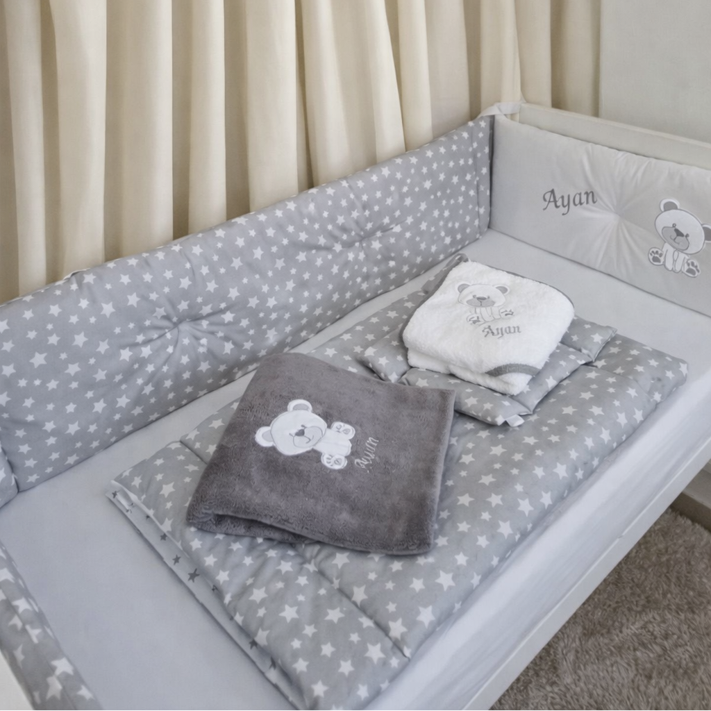 Set lenjerie ESENTIAL cu aparatori simple (gri cu stelute) - ursulet