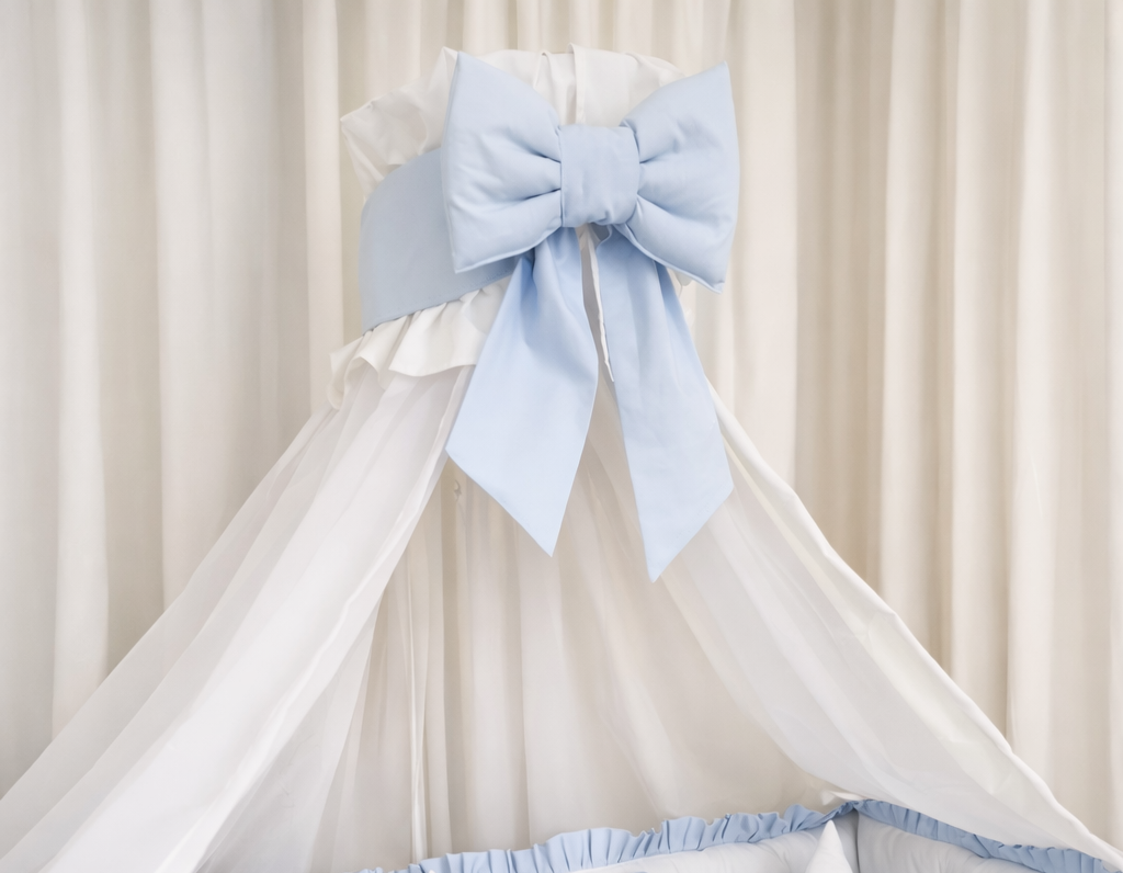 Set lenjerie pătuț – Bleu delicat cu baldachin și protecții premium