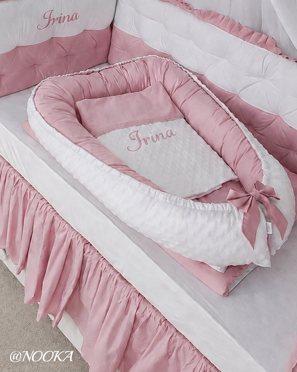 Set lenjerie PREMIUM laterale matlasate cu baldachin decorativ & Baby Nest - roz pudrat