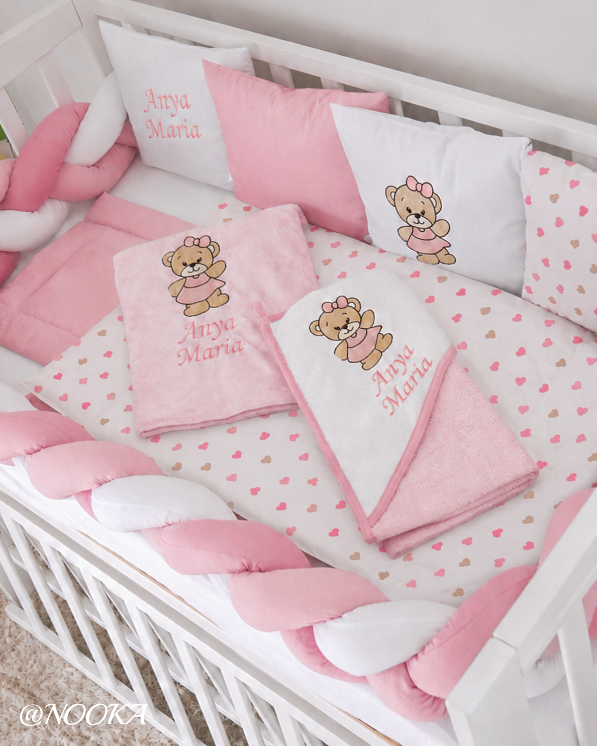 Set lenjerie PREMIUM cu laterale combinate bumper & tip perne- NOOKA Teddy Pink Hearts