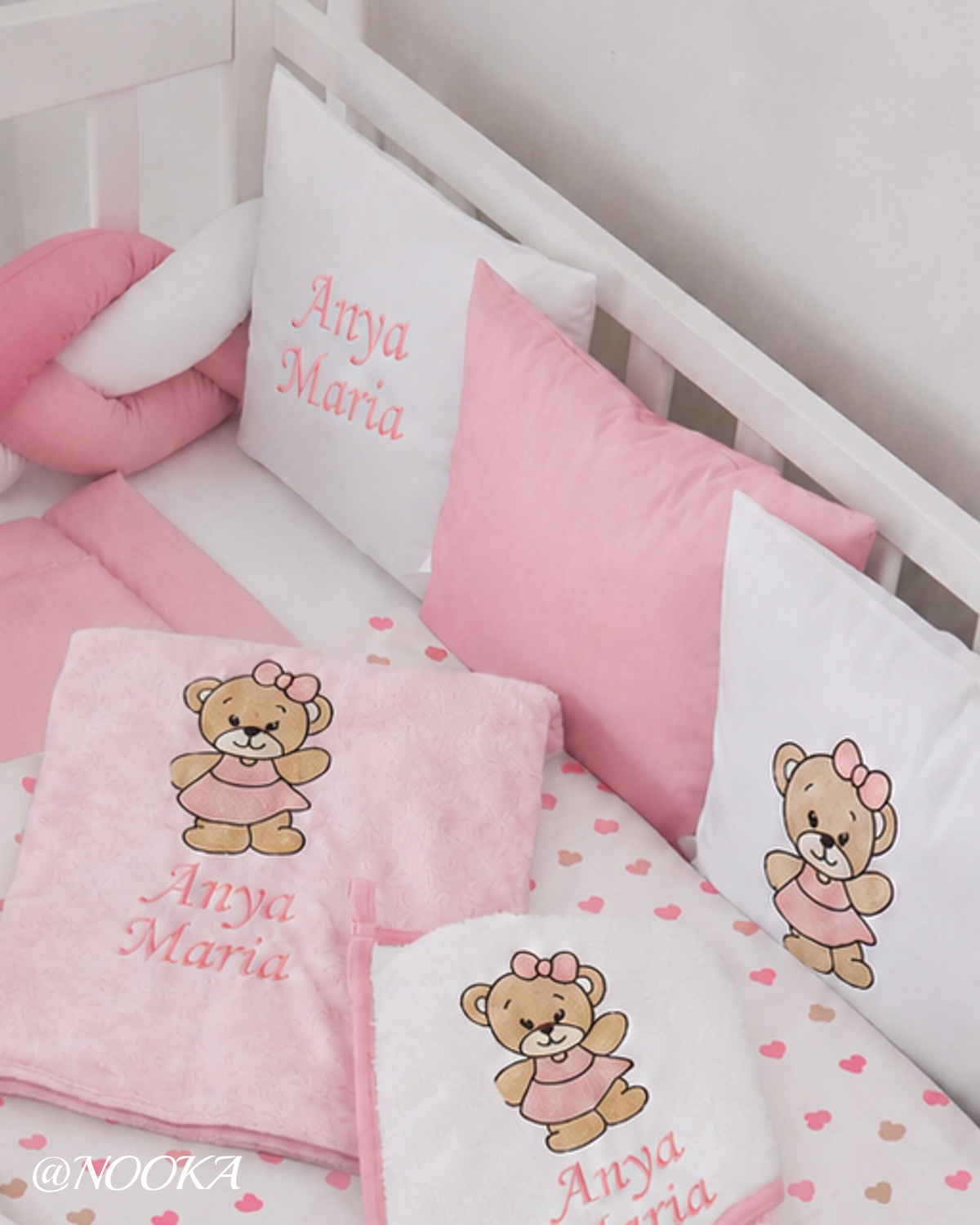 Set lenjerie PREMIUM cu laterale combinate bumper & tip perne- NOOKA Teddy Pink Hearts