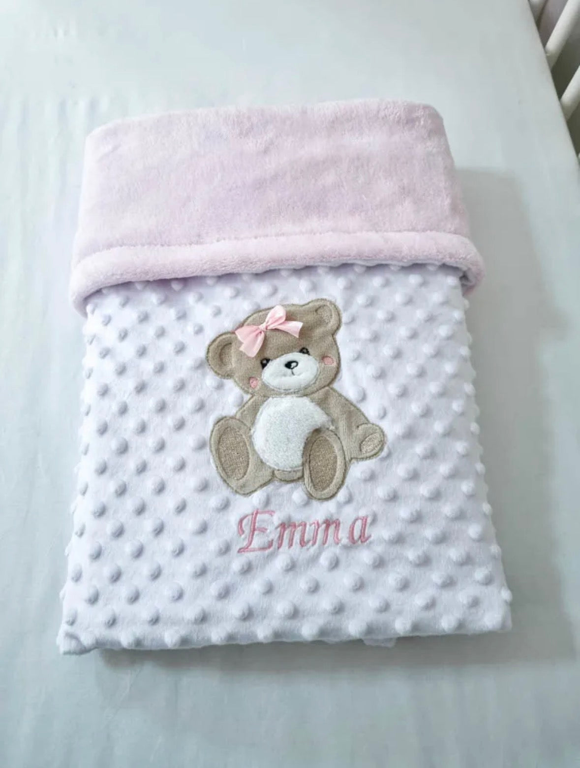 Păturică cu strat dublu NOOKA – ursuleț cu fundiță, personalizată