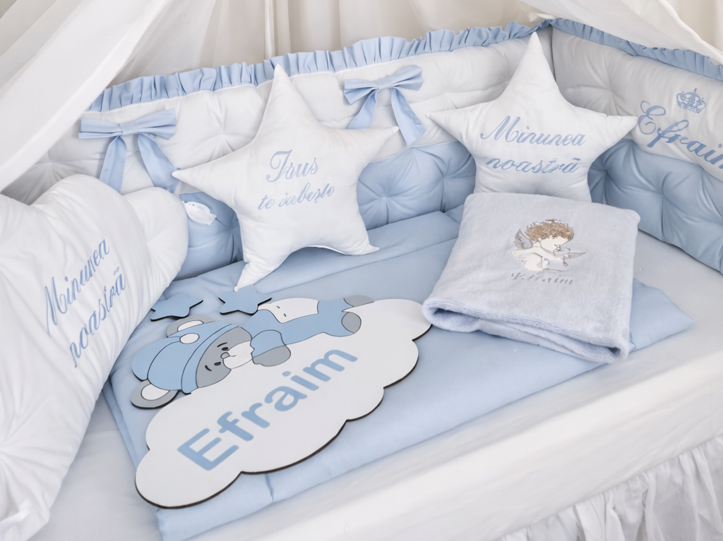 Set lenjerie pătuț – Bleu delicat cu baldachin și protecții premium
