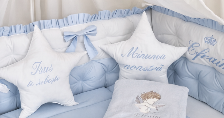 Set lenjerie pătuț – Bleu delicat cu baldachin și protecții premium