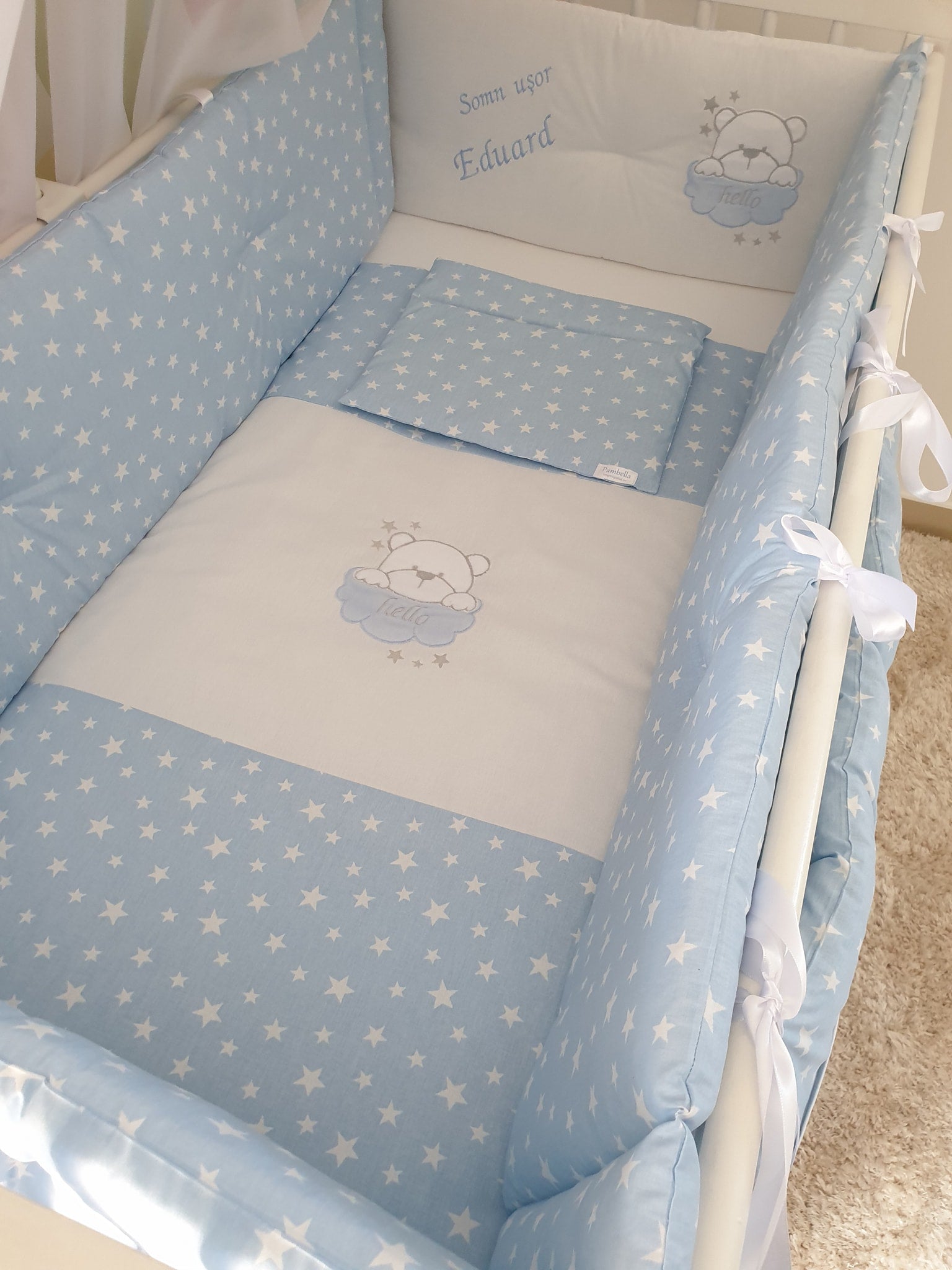 Set lenjerie ESENTIAL cu aparatori simple bleu cu stelute - ursulet cu norisor Hello