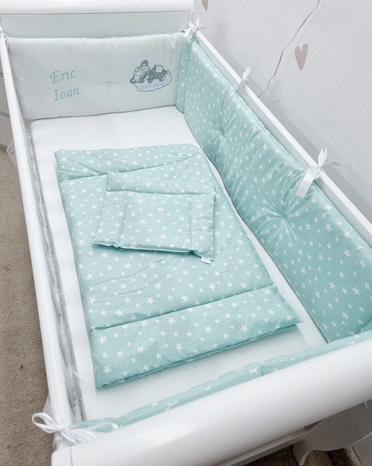 Set lenjerie ESENTIAL cu aparatori simple verde cu stelute - ursulet pe nor