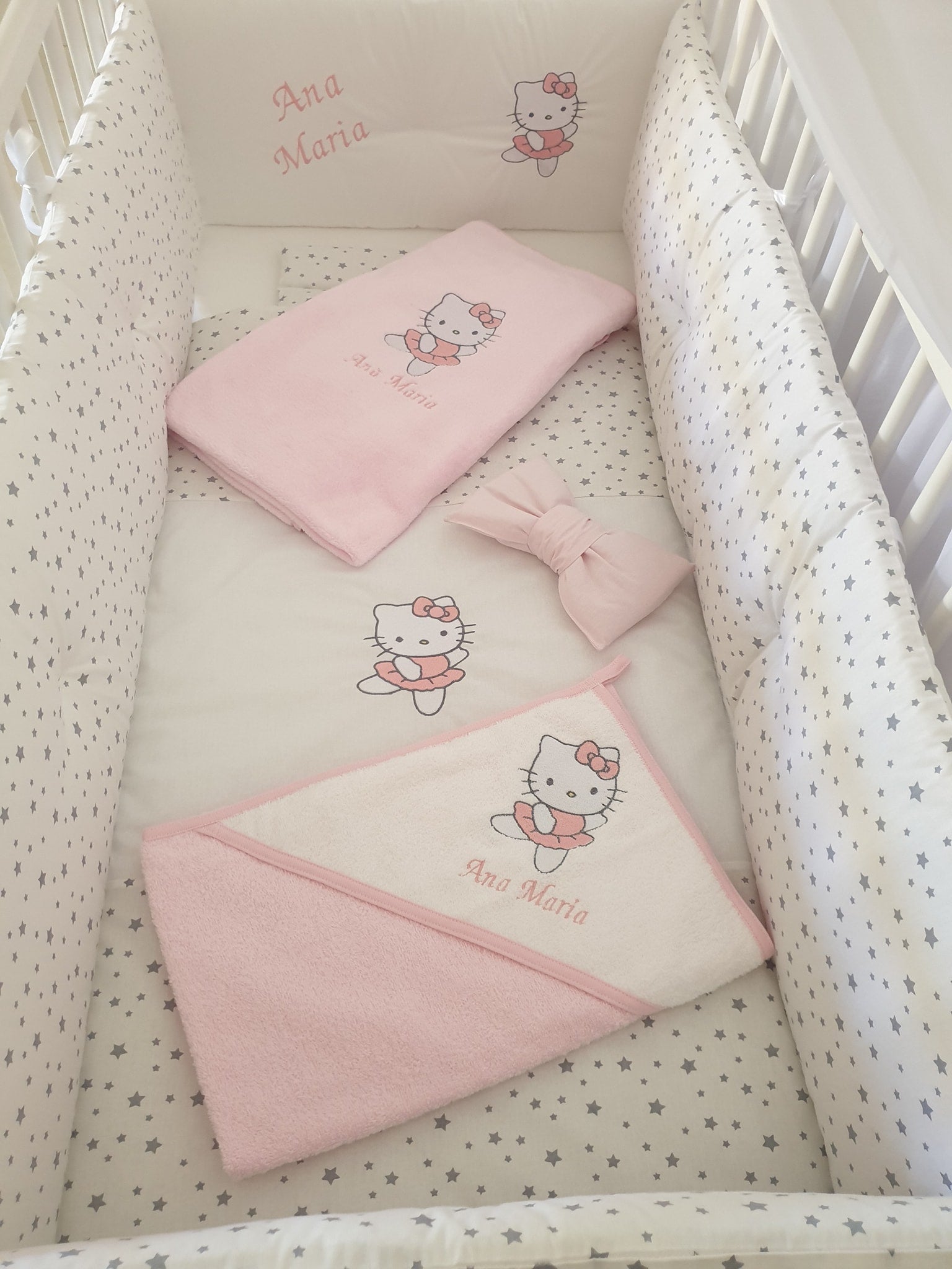 Set lenjerie ESENTIAL cu aparatori simple alb cu stelute - Hello Kitty