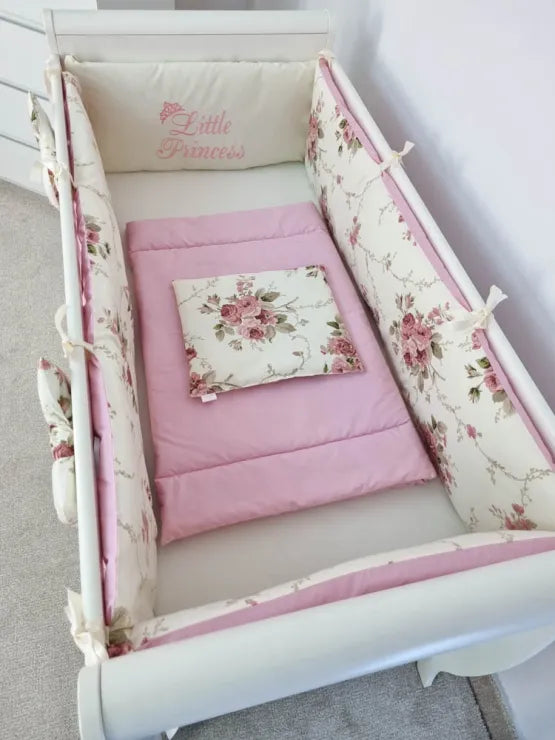 Set lenjerie ESENTIAL cu aparatori simple roz cu motive florale