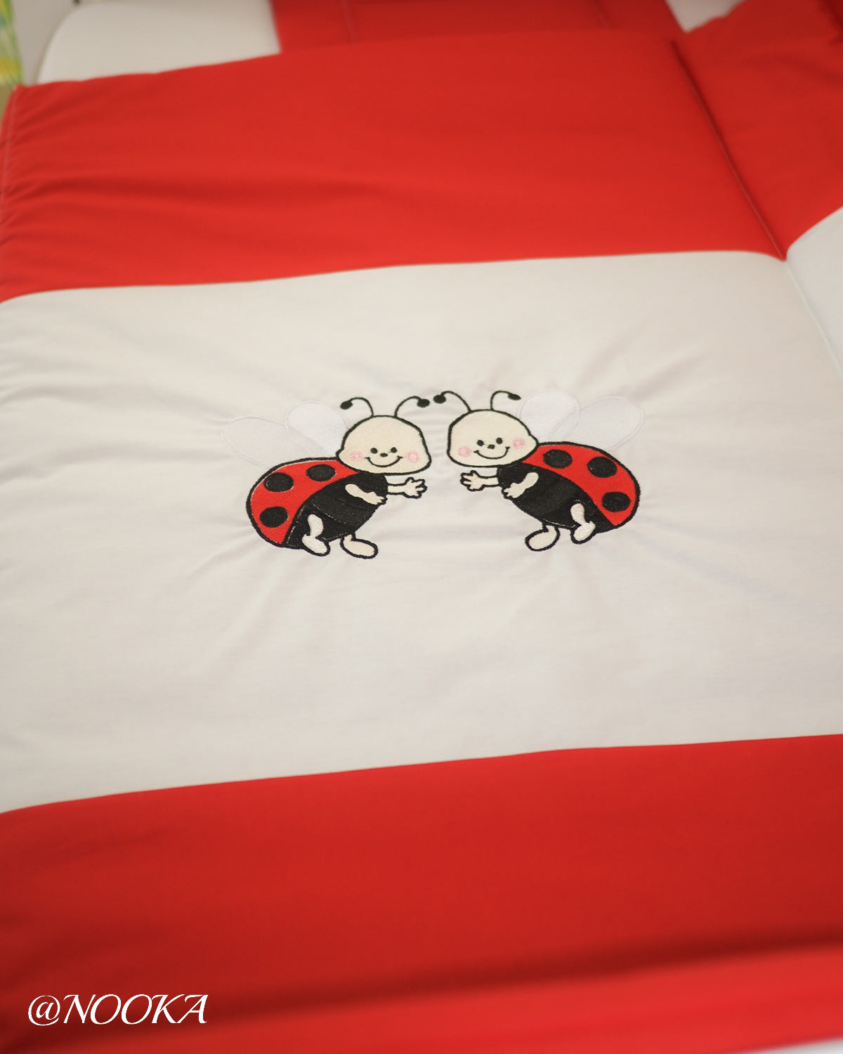 Set lenjerie ESENTIAL cu aparatori clasice - Rosu LadyBug