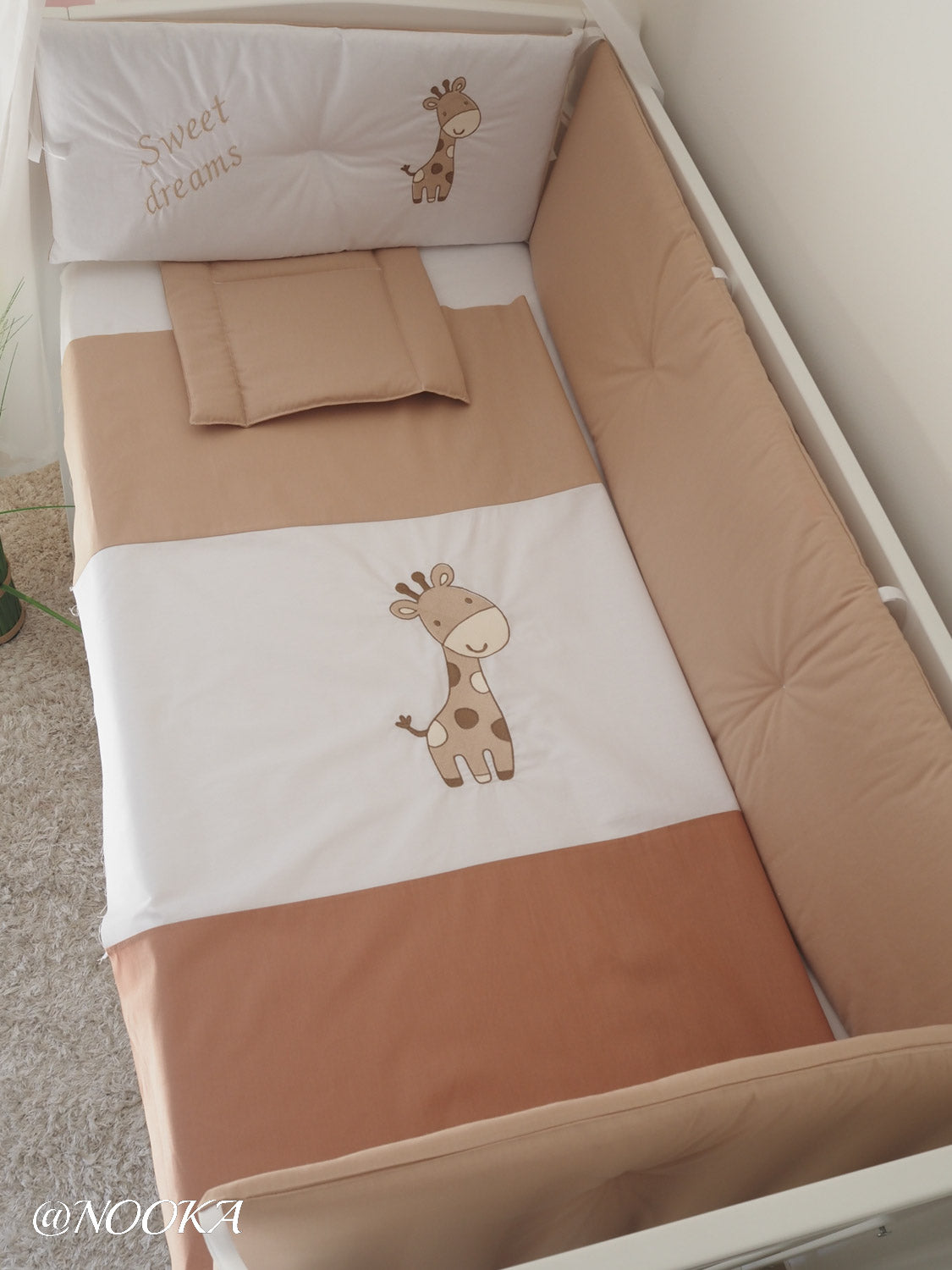 Set lenjerie ESENTIAL cu aparatori clasice - NOOKA Giraffe Capucino