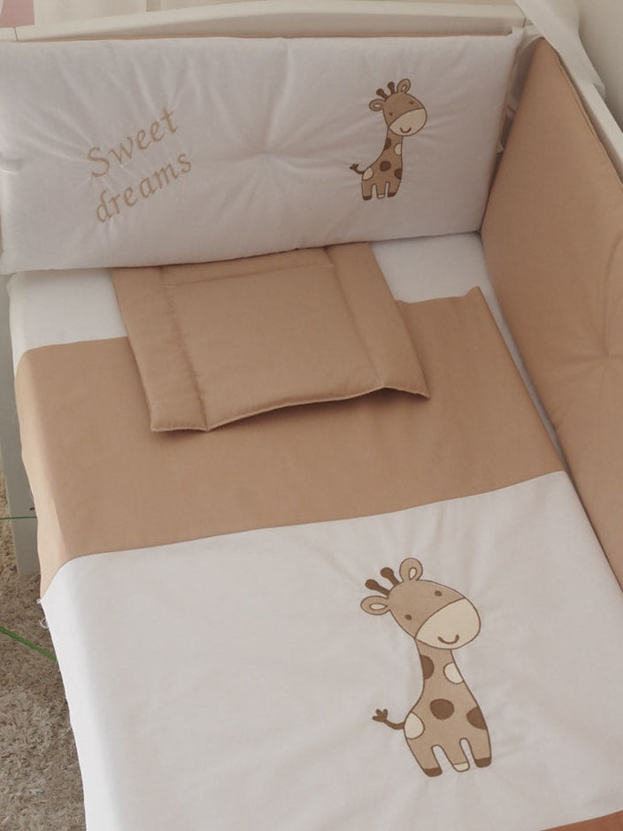 Set lenjerie ESENTIAL cu aparatori clasice - NOOKA Giraffe Capucino