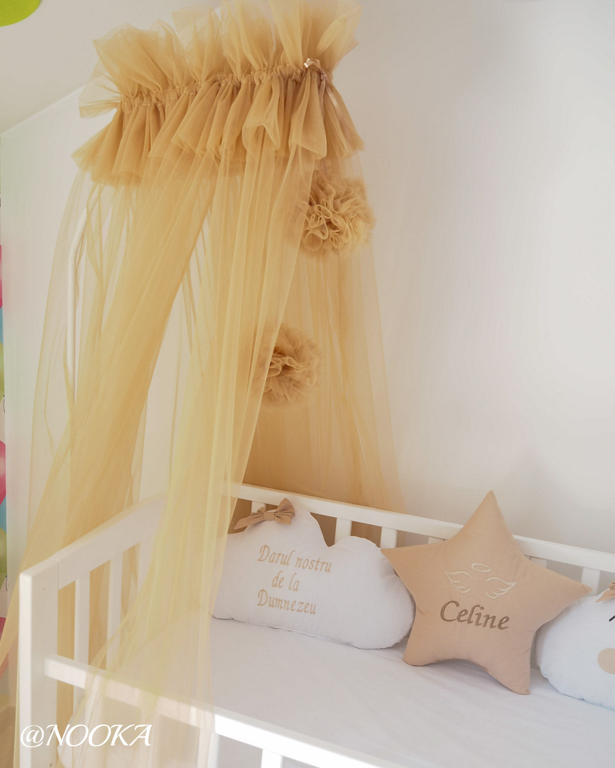 Baldachin NOOKA  decorativ din tull cu doua pompoane