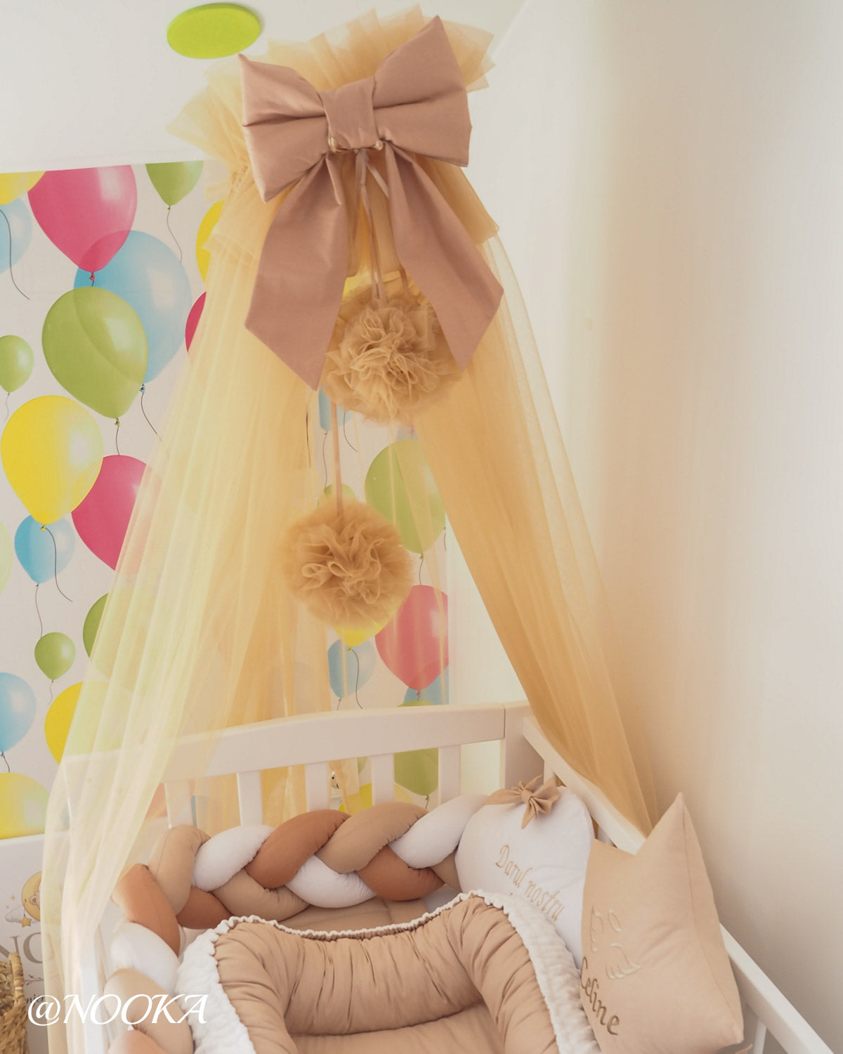 Baldachin NOOKA  decorativ din tull cu doua pompoane