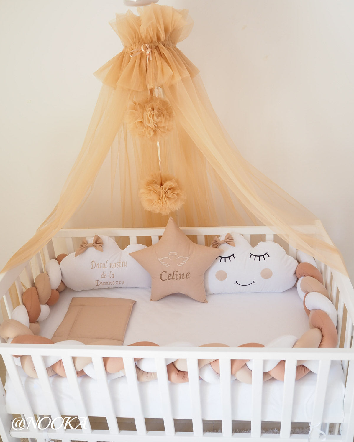 Baldachin NOOKA  decorativ din tull cu doua pompoane