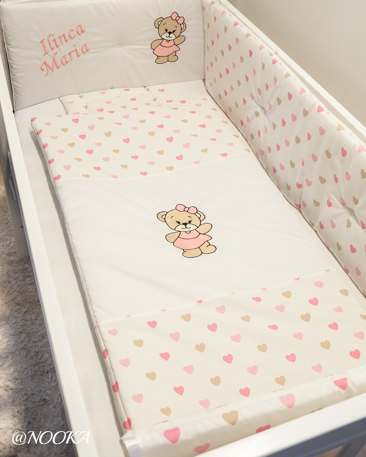 Set lenjerie  cu aparatori clasice  NOOKA  – Inimioare de poveste