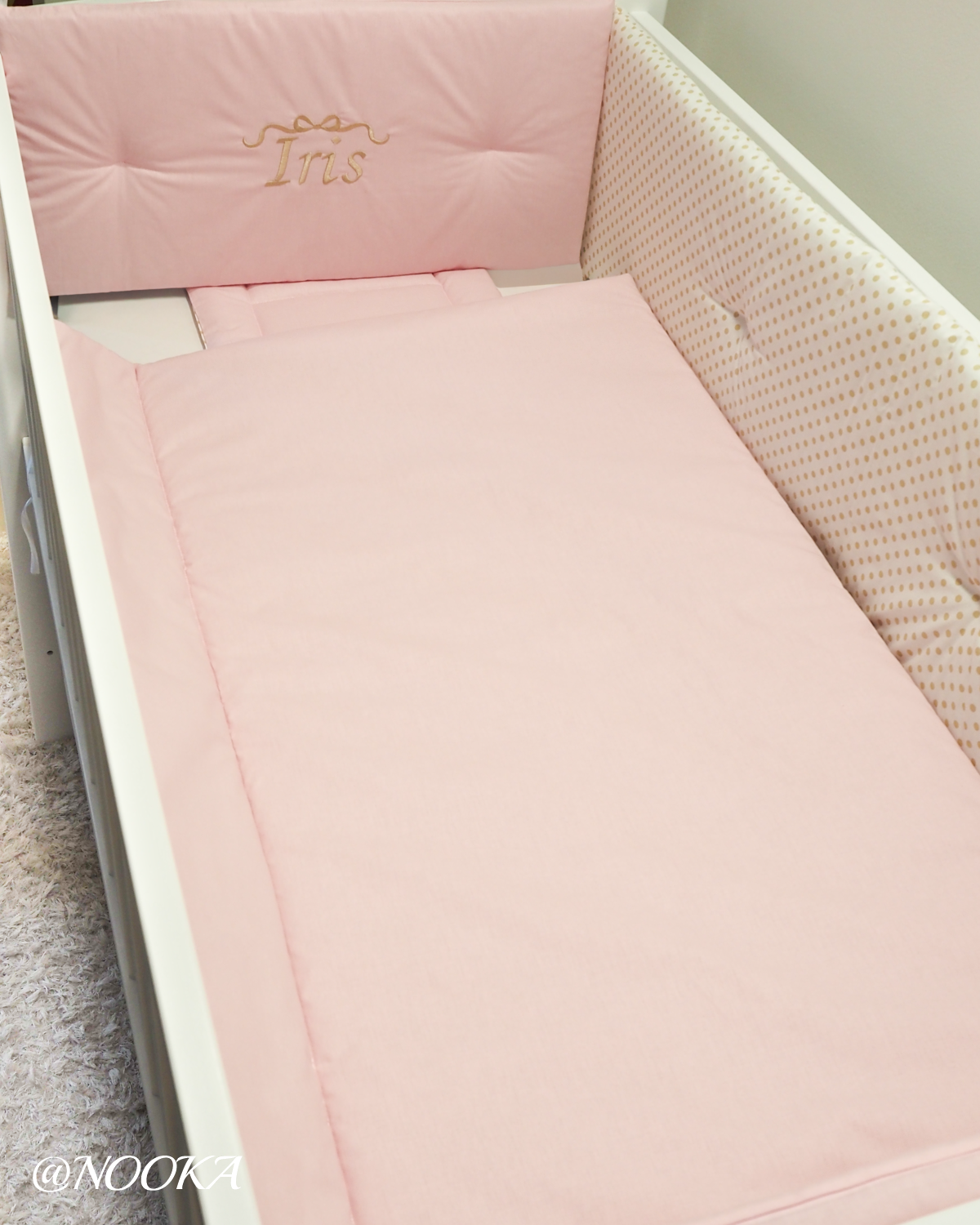 Set lenjerie  cu aparatori clasice  NOOKA  – Lenjerie Reversibilă Roz & Buline Bej