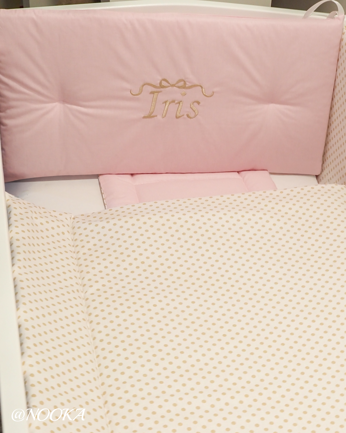 Set lenjerie  cu aparatori clasice  NOOKA  – Lenjerie Reversibilă Roz & Buline Bej